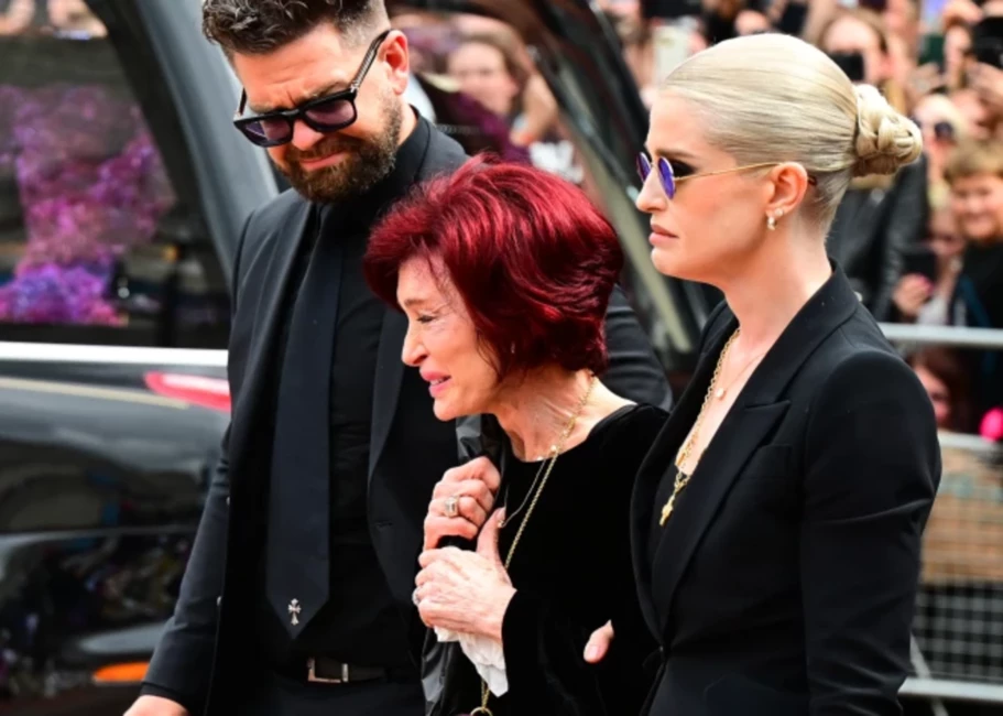 Sirdi plosošas Šāronas Osbornas fotogrāfijas Ozija bērēs atklāj dziļas skumjas un nemirstīgu mīlestību