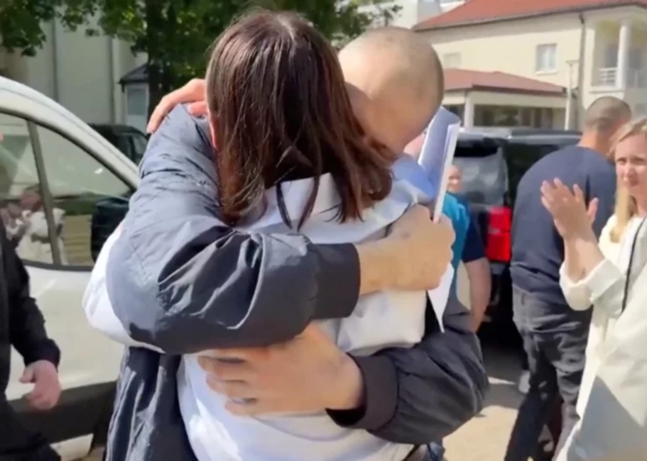 Sjarhejs Cihanouskis un 13 Politieslodzītie Atbrīvoti no Baltkrievijas Cietuma: Cerība Uzplaukst Pēc Gadiem Ilgas Represijas