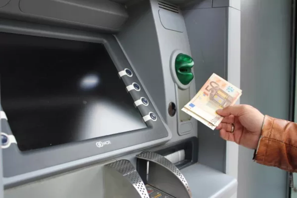 Skaidras Naudas Revolūcija: Kā jaunie ierobežojumi no 2025. gada izsauc Sašutumu un Pārveido Latvijas Finanšu Ainavu
