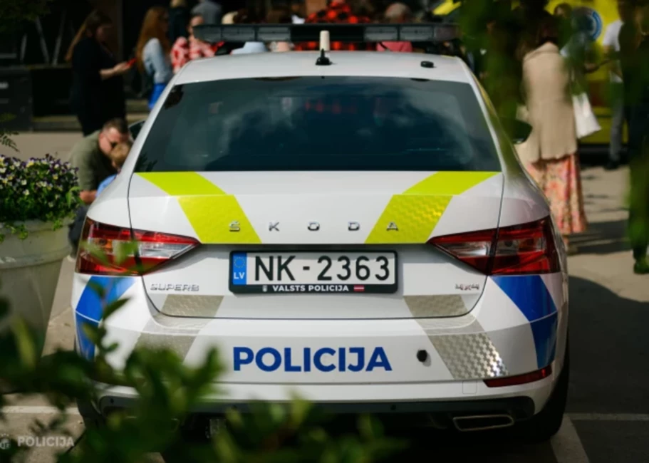Šokējoša Laupīšana Rīgas Centrā: Vīrietis Ar Cirvi Sasis Vitrīnu Un Ar Šķidrumu Aplējis Lombardu Darbinieci, Vēlāk Aizturēts