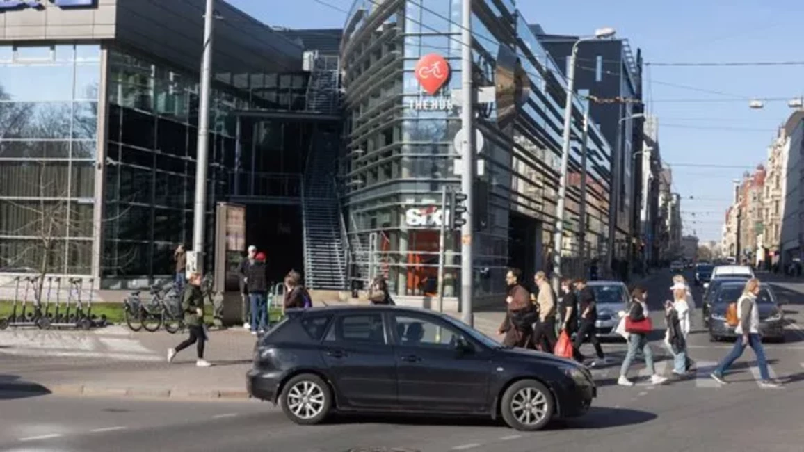Šokējoša laupīšana Rīgas lombardā: Pārdevējai uzlej benzīnu, nozog rotaslietas, aizdomās turētais aizturēts