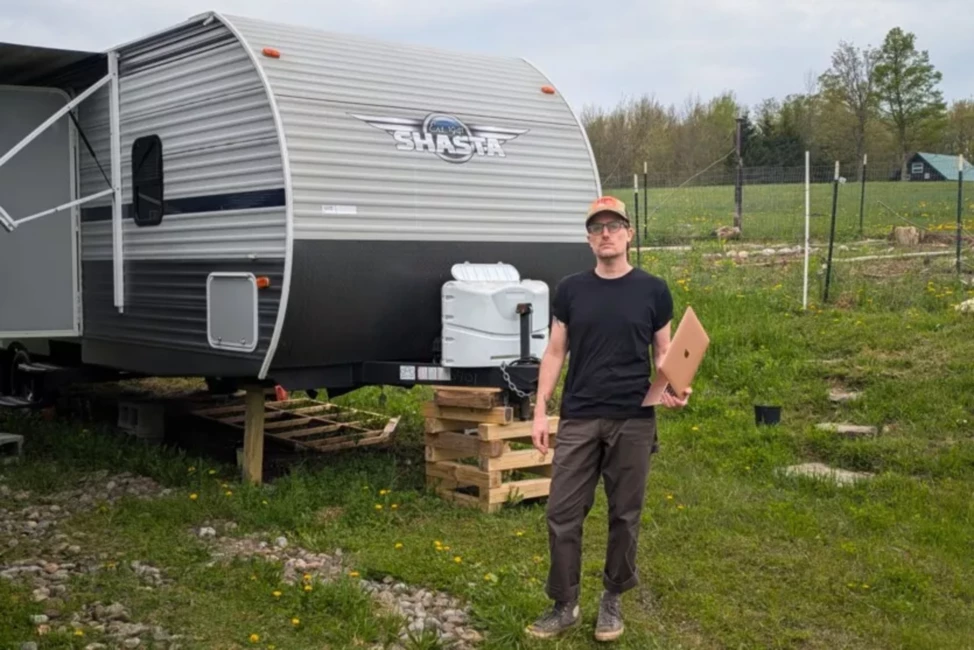 Šokējošs stāsts: Programmētājs ar 20 gadu pieredzi zaudē darbu mākslīgajam intelektam un dzīvo treilerī