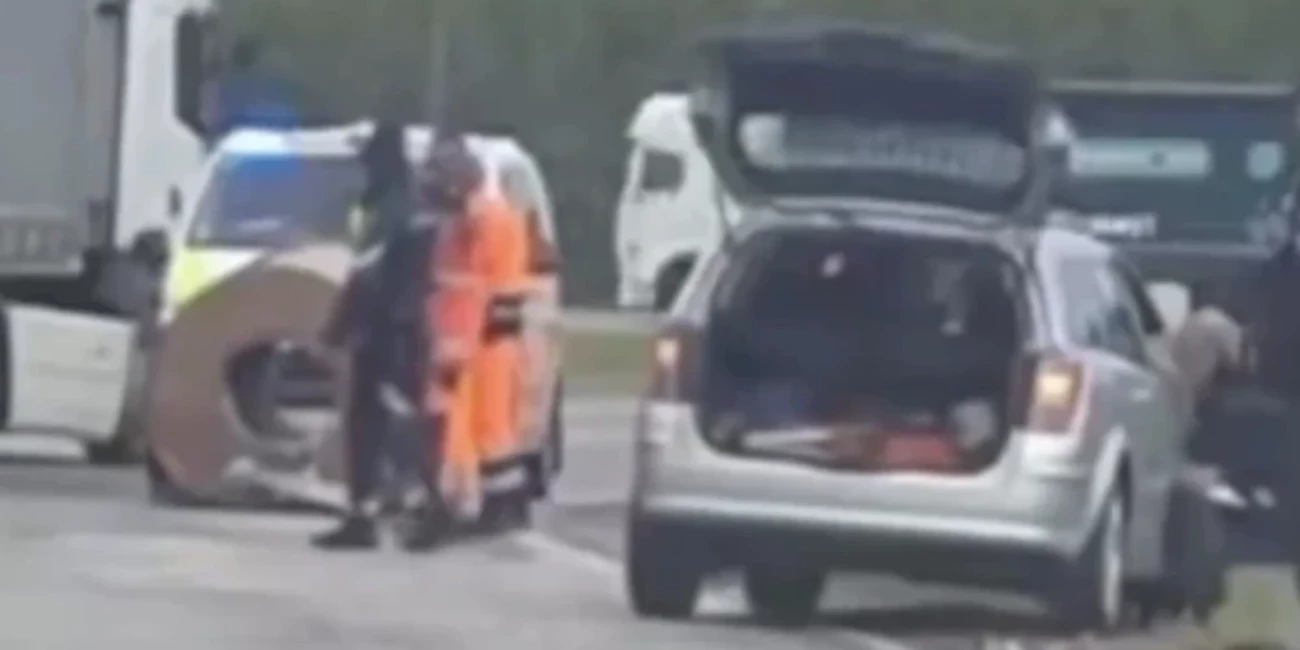 Šoks uz Salaspils-Babītes šosejas: 10 tonnu rullis izkrīt no fūres, ievainots divgadīgs bērns