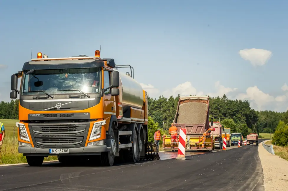 Spriedze uz Ceļiem: Rallijs Talsos un Būvdarbi Vidzemē Radīs Ievērojamus Satiksmes Ierobežojumus Nedēļas Nogalē