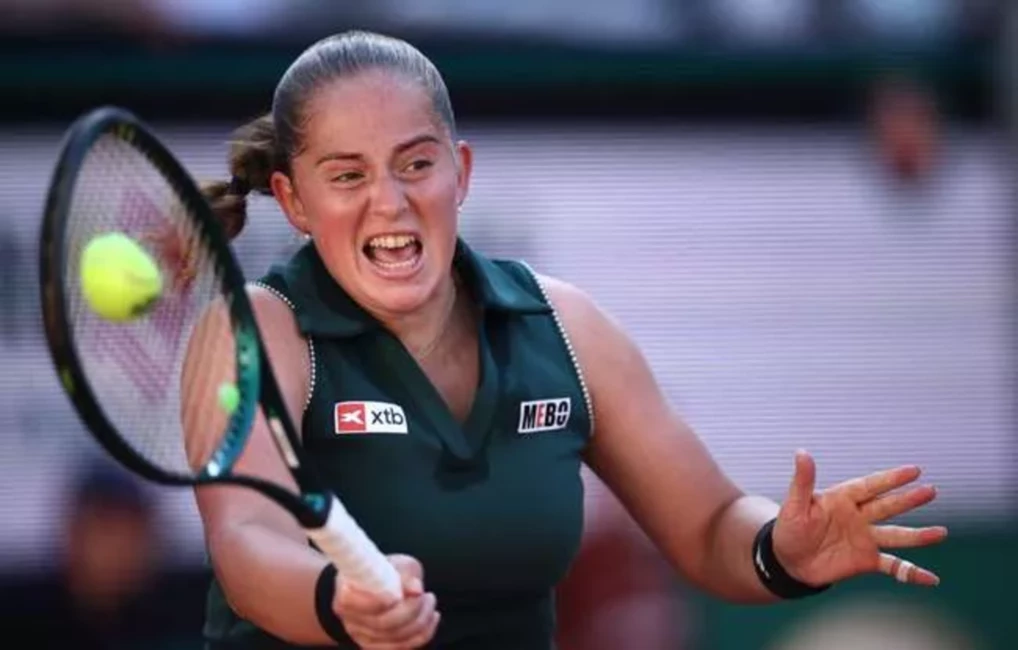 Spriedzes Pilns Starts: Ostapenko pret Kartalu Īstbornā, Meklējot Triumfu uz Zāliena
