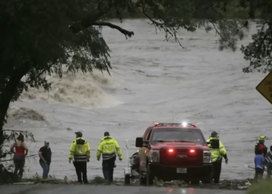Teksasu skāruši postoši plūdi: bojāgājušo skaits pārsniedz 80, desmitiem bērnu joprojām pazuduši