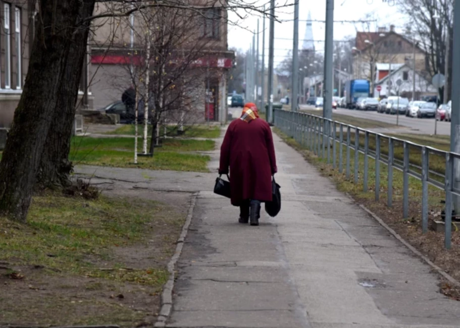 Tūkstošiem Krievijas pensionāru Latvijā palikuši bešā: Maskavas klusēšana rada izmisumu un finansiālu haosu