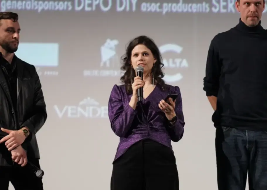 “Tumšzilais Evaņģēlijs”: Krimināldrāma par deviņdesmito gadu Rīgu piedzīvo krāšņu pirmizrādi