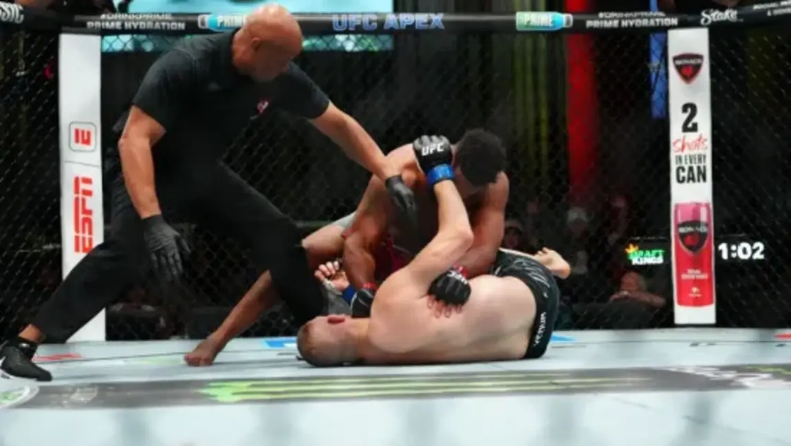 UFC šovā notiek negaidīts pavērsiens: Akosta izmanto otro "dzīvību" un izcīna iespaidīgu uzvaru