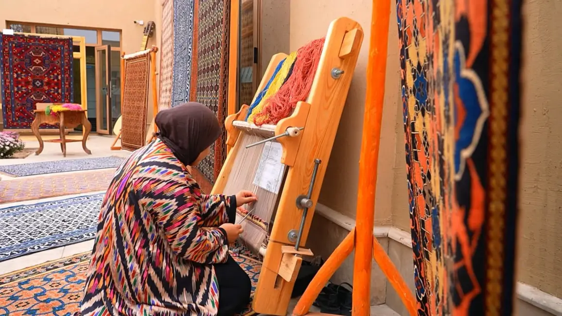 Uzbekijas paklāju māksla: Zīda ceļu meistardarbi, kas sargā vēsturi un krāsas