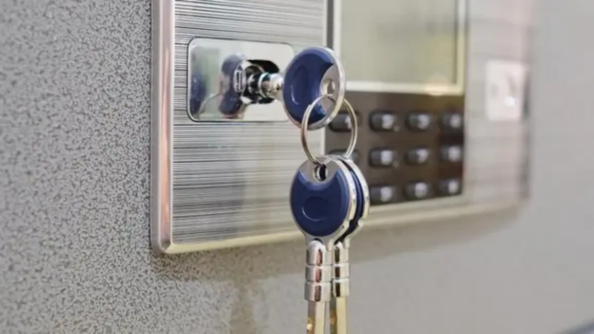 Uzņēmējam par 60 000 eiro kukuli kratīšanas laikā piespriež pusotru gada cietumsodu