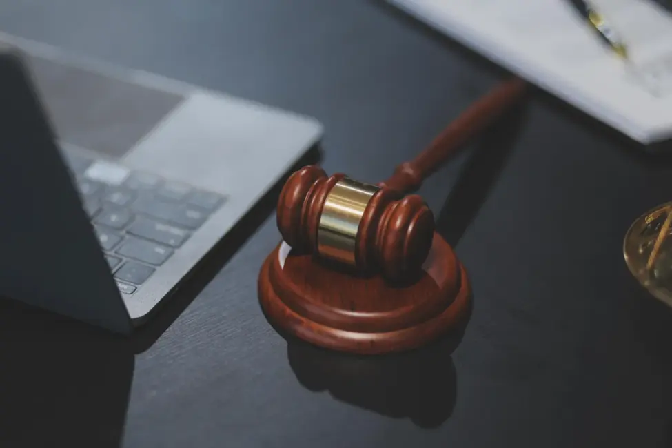 Uzņēmējam par kukuļa piedāvāšanu kratīšanas laikā piespriež pusotra gada cietumsodu