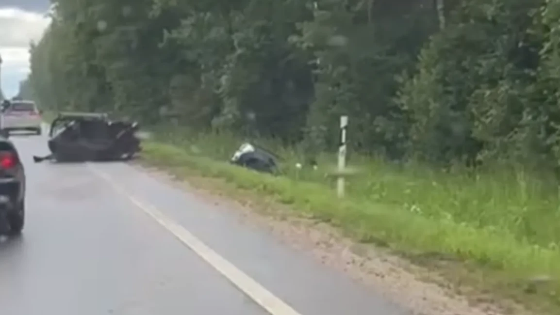 Uz A9 Šosejas "Nissan" Sadalās Divās Daļās Pie Kravas Auto – Brīnums vai Skarbs Brīdinājums?