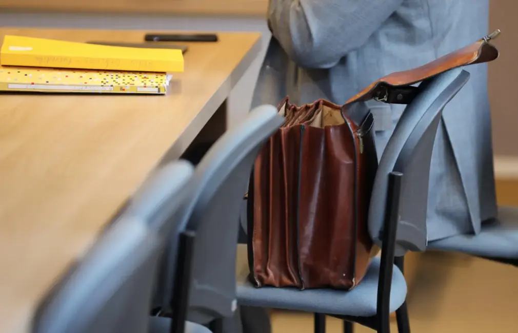 Valdība apstiprina pabalstu samazinājumu ārvalstīs strādājošām amatpersonām no nākamā gada