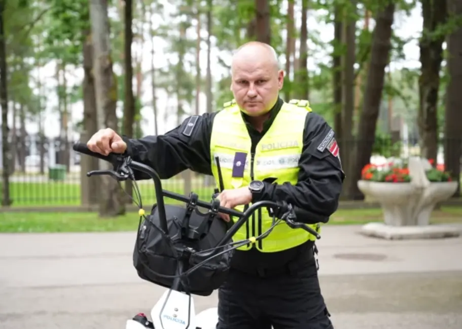 Valsts policija dziesmu un deju svētkos kārtību uzrauga ar inovatīviem, Latvijā ražotiem elektroskrejriteņiem