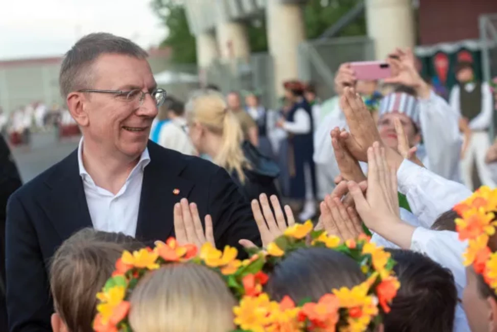 Valsts prezidenta rinkēviča sirsnīgā tikšanās ar skolēnu dziesmu un deju svētku kolektīviem aizkulisēs: nākotne dzied un dejo