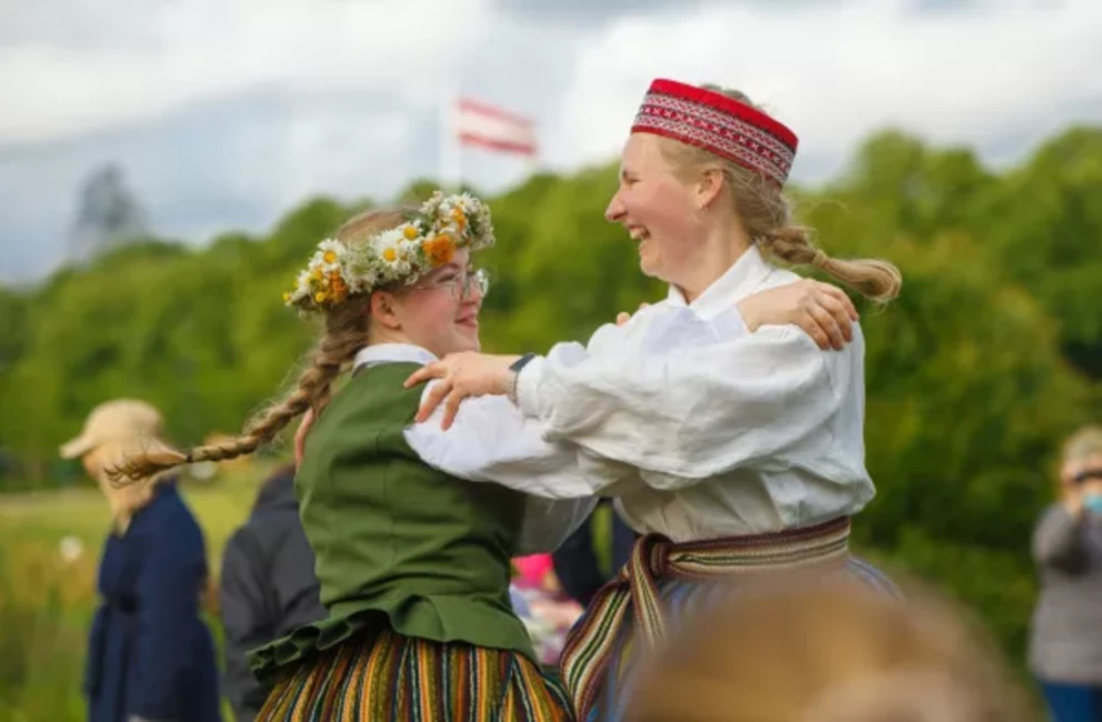 Vasaras Saulgriežu Maģija Uzvaras Parkā: “Jāņa Sēta” Ielīgo Līgo Svētkus ar Vērienu