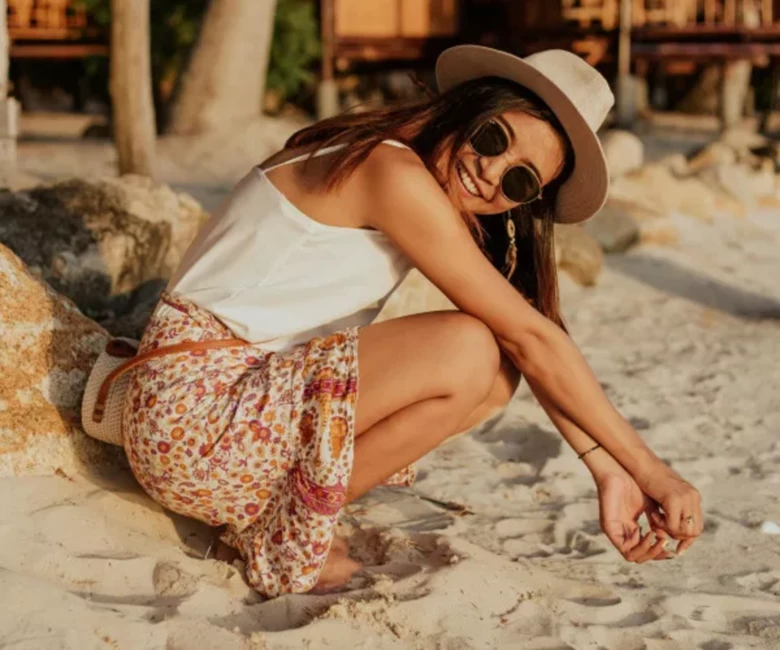 Vasaras modes hits: T-krekls un boho svārki – nepieciešamais duets komfortam un stilam
