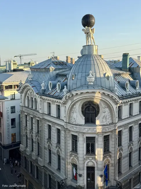 Vecrīgas dārgums pārdots: slavenais nams Teātra ielā 9 izsolīts par 2,72 miljoniem eiro