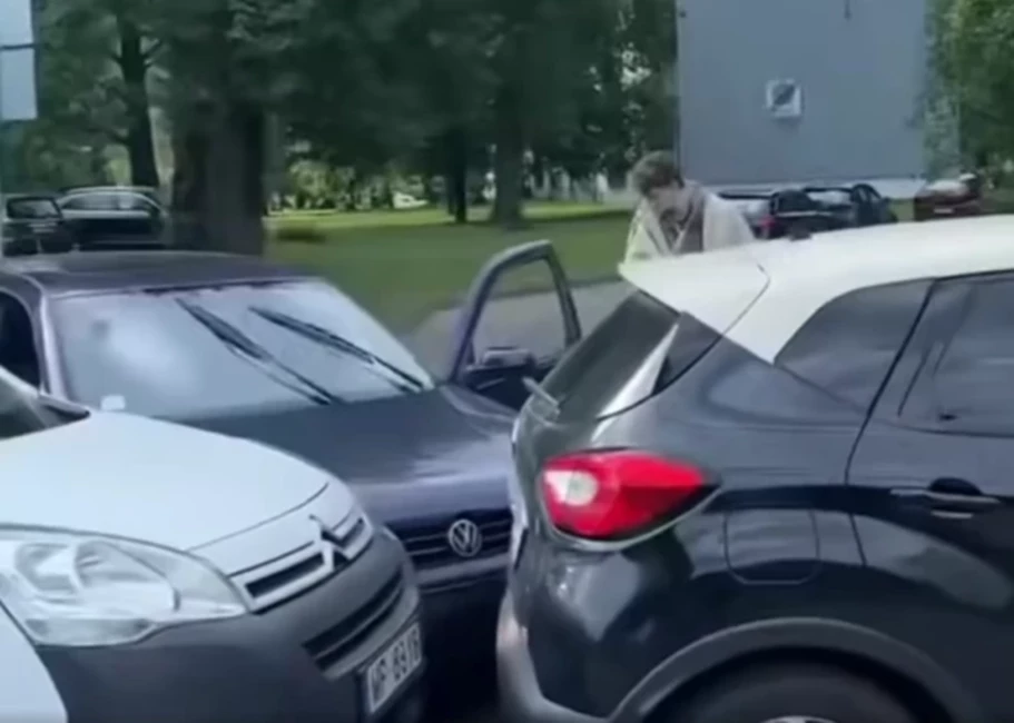 Video: šokējoša pakaļdzīšanās Rīgā beidzas ar avāriju Ikšķiles ielā un bēgšanu