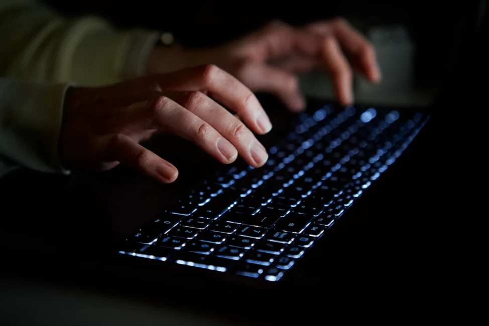 Vīrietis stāsies tiesas priekšā par mazgadīgā pavešanu netiklībā un bērnu pornogrāfijas apriti: draud bargas sekas