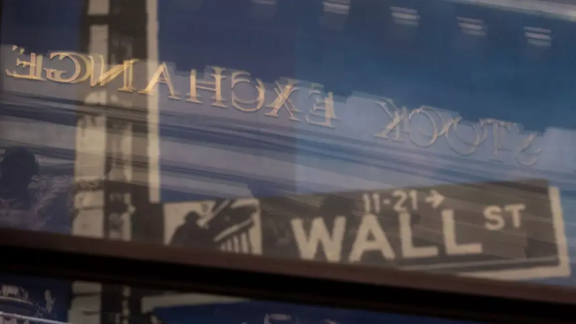 Volstrīta uzplaukst cerībās: Vai Tramps novērsīs tarifu karu?