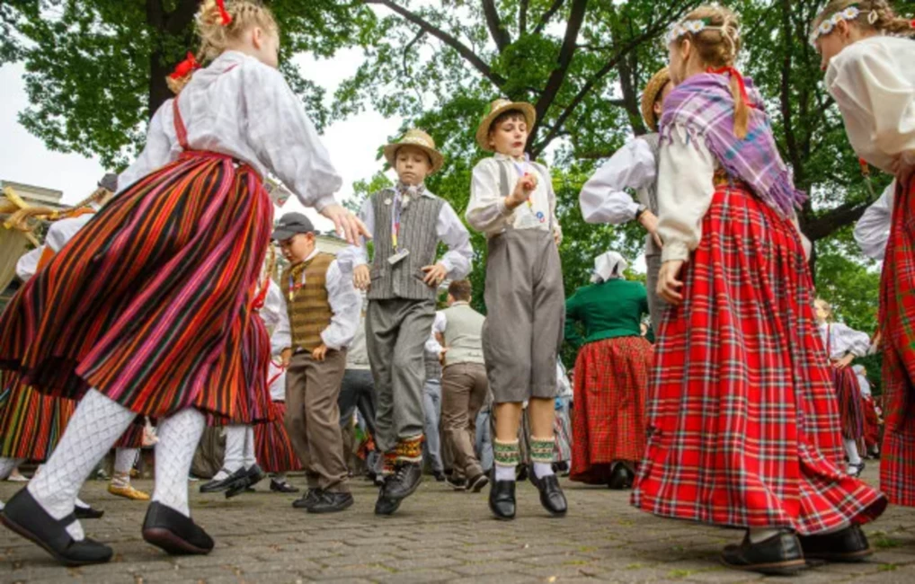 XIII Latvijas skolēnu dziesmu un deju svētki: emocionāla septītā diena ved uz kulmināciju