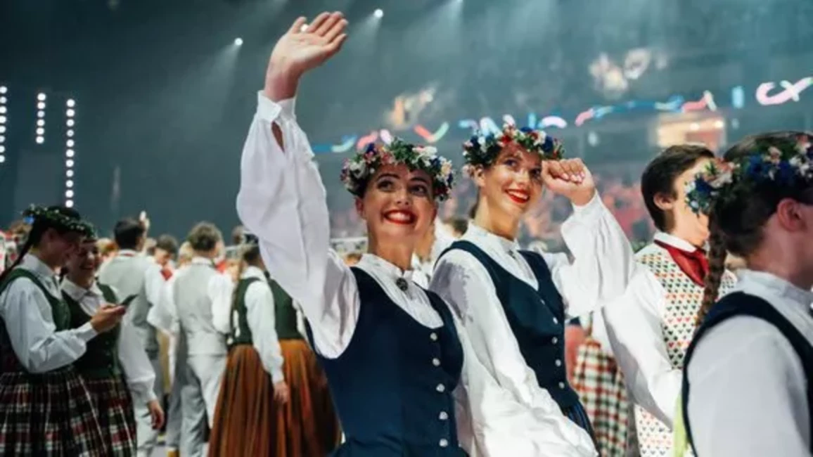 XIII Skolēnu dziesmu un deju svētki tīmeklī: no sajūsmas par “kastaņa puslodi” līdz sūdzībām par maltītēm