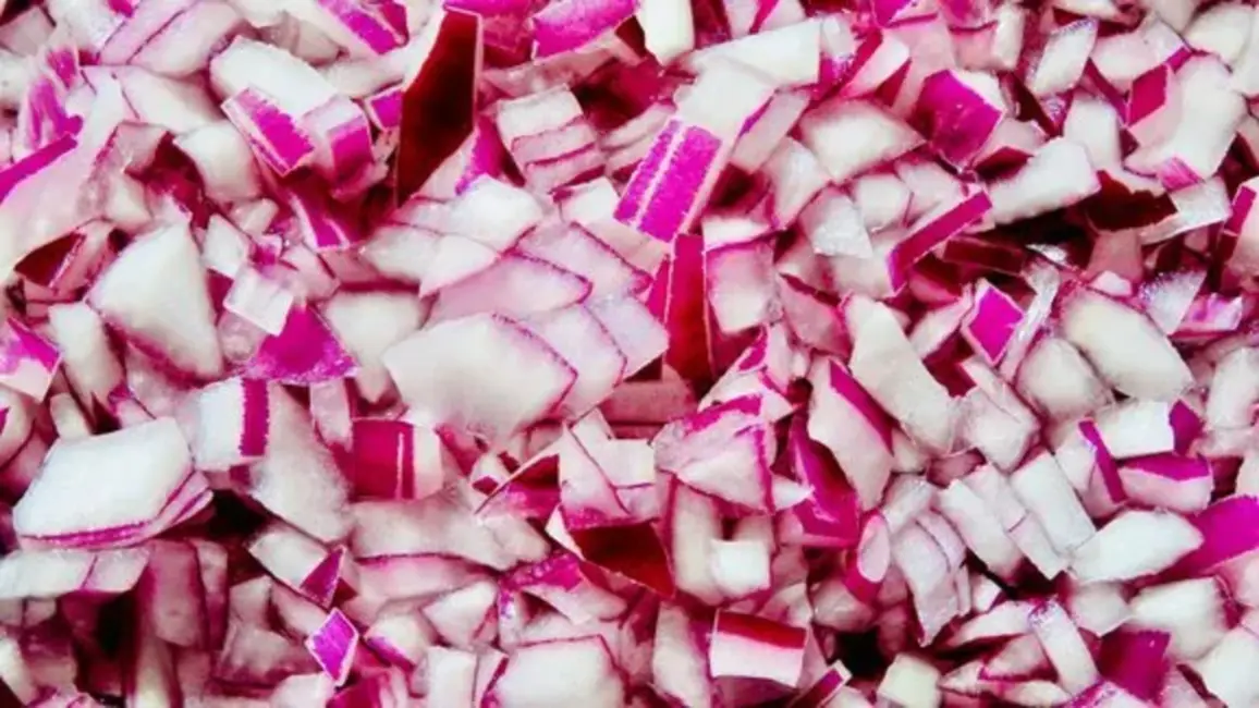 Zinātnieki atklāj vienkāršu metodi: kā sagriezt sīpolus bez bēdām un asarām