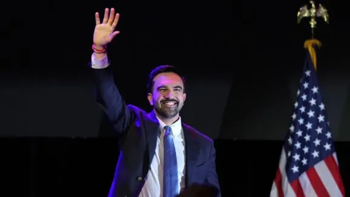 Zohrans Mamdani uzvar Ņujorkas mēra vēlēšanās, kļūstot par pirmo musulmaņu mēru